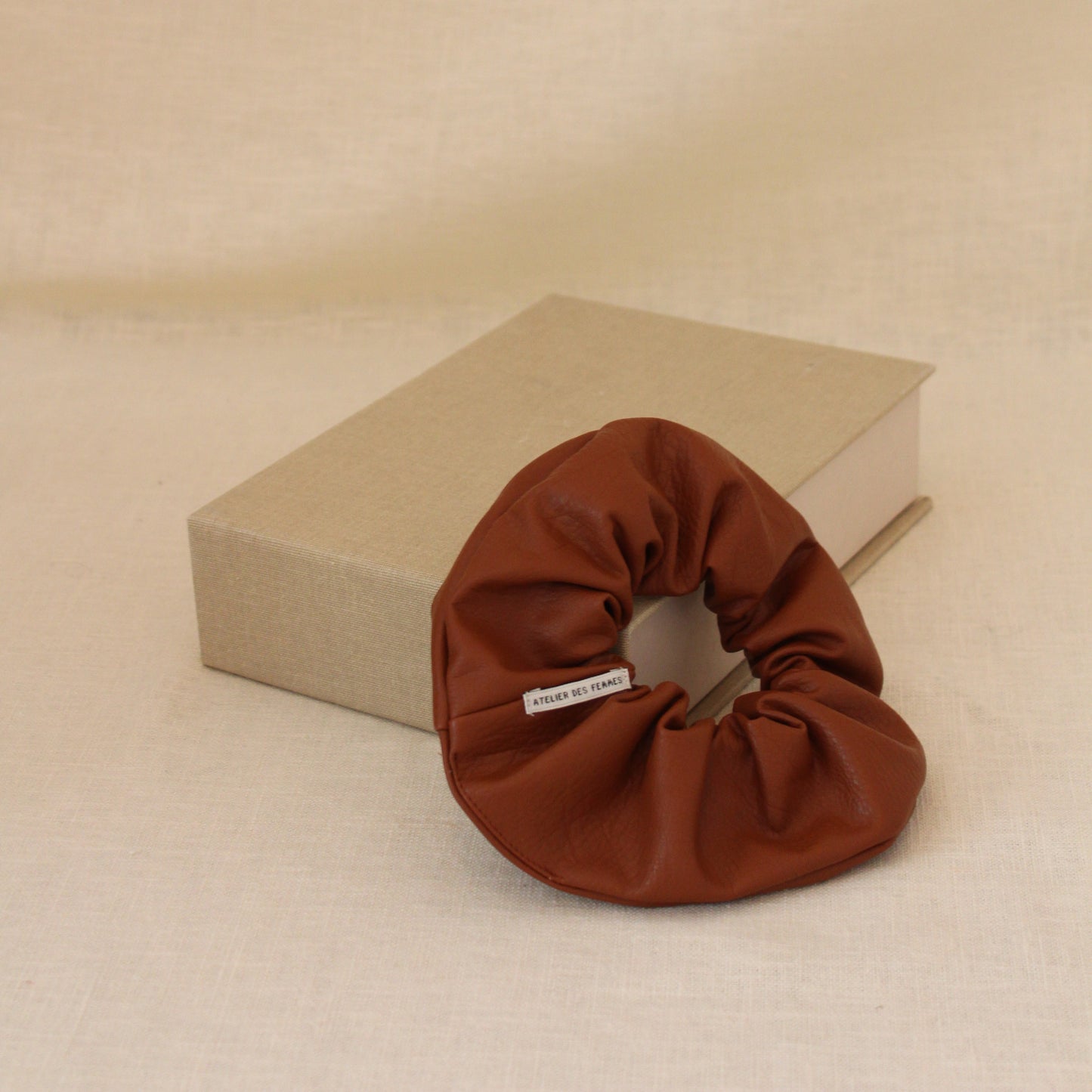 sample (women) scrunchie brown leather