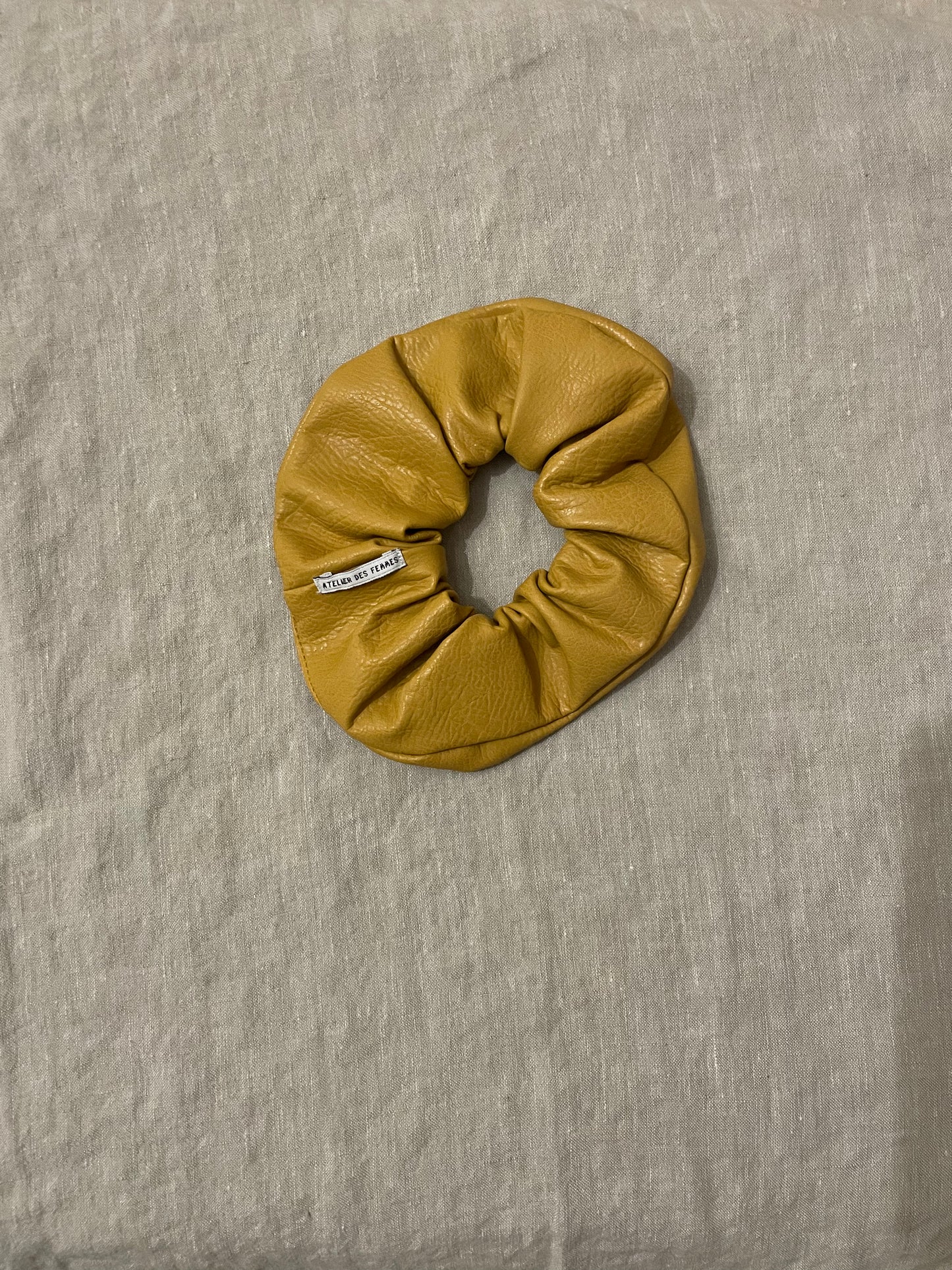 Sample (women) scrunchie yellow leather